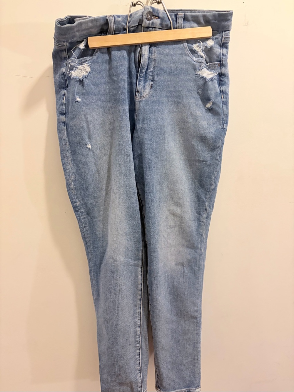 American Eagle Outfitters Light Wash Distressed Skinny Jeans - Picture 2 of 12